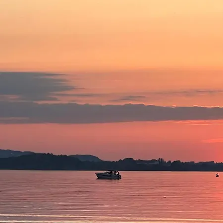 Strandhaus Chiemsee 아파트 *