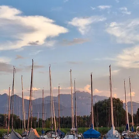 Strandhaus Chiemsee 아파트 우베르시